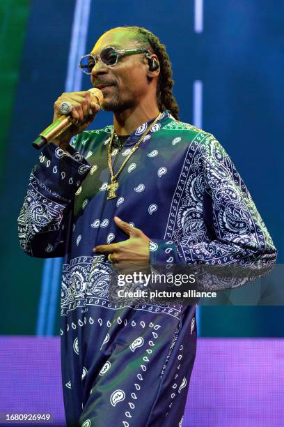 September 2023, North Rhine-Westphalia, Cologne: Rapper Snoop Dogg is on stage during a concert at Lanxess Arena. Photo: Henning Kaiser/dpa