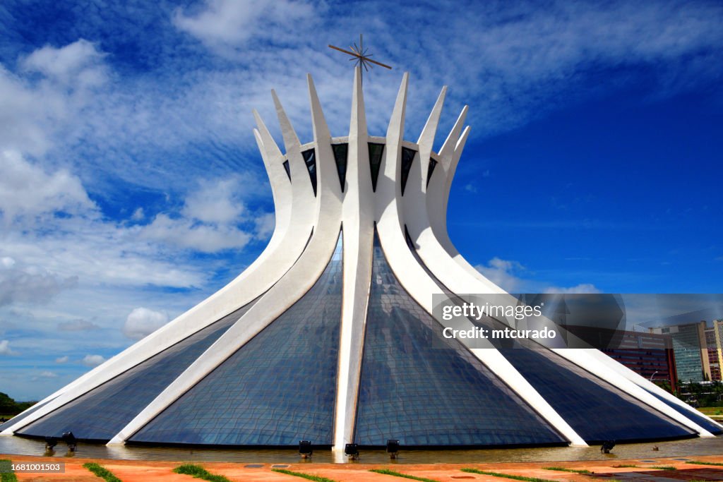 Catedral de Brasília - elegância em concreto e vidro, Brasília, Brasil