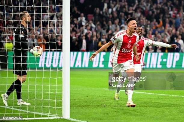 Steven Berghuis of Ajax scores the 2-0 during the UEFA Europa League match between Ajax Amsterdam and Olympique de Marseille at the Johan Cruijff...