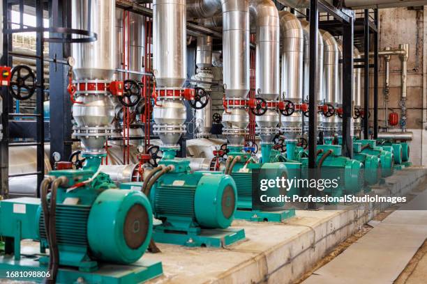 nighttime view of a heating plant in operation - petrokemisk fabrik bildbanksfoton och bilder