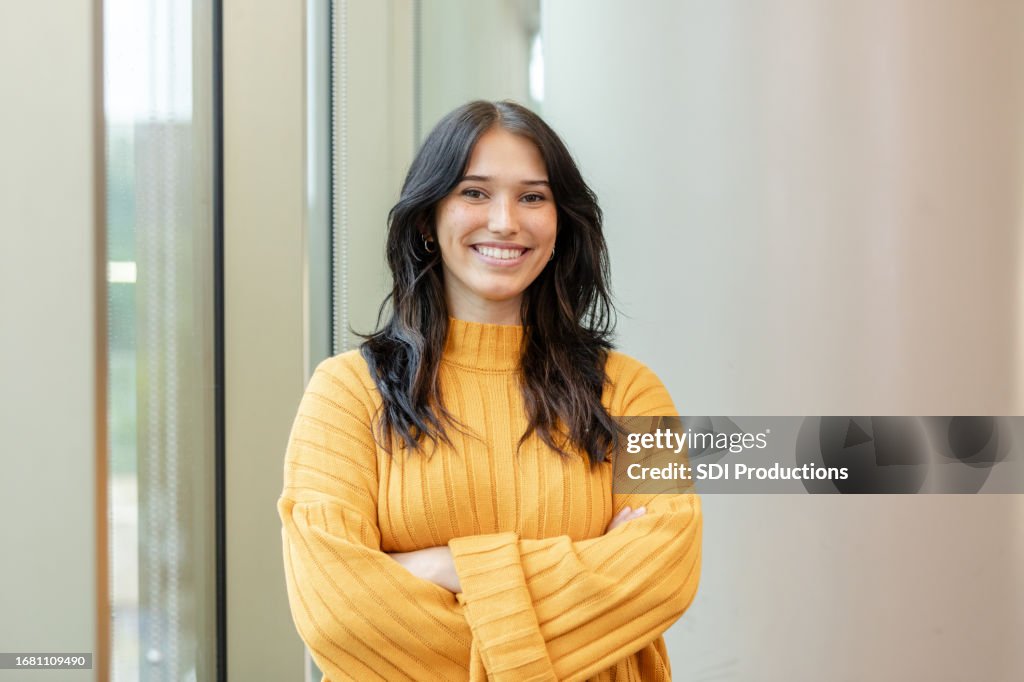 Retrato de una joven estudiante universitaria adulta hermosa y segura