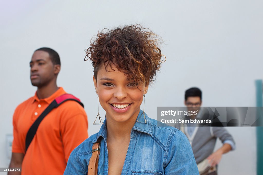 Étudiants souriant ensemble