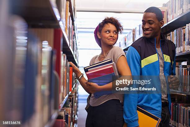 estudiantes hablando de la biblioteca - conquista fotografías e imágenes de stock