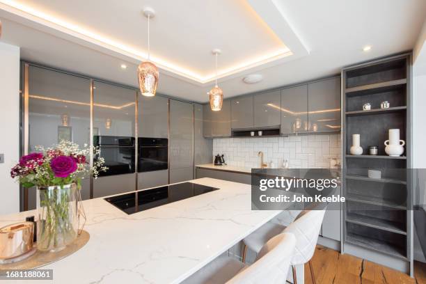 property interiors - modern kitchen worktop stock pictures, royalty-free photos & images