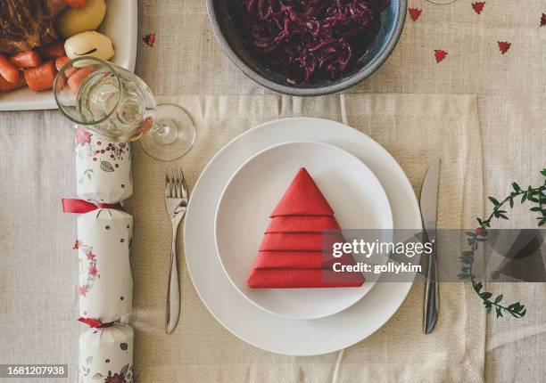 draufsicht auf den weihnachtstisch - serviette gefaltet stock-fotos und bilder