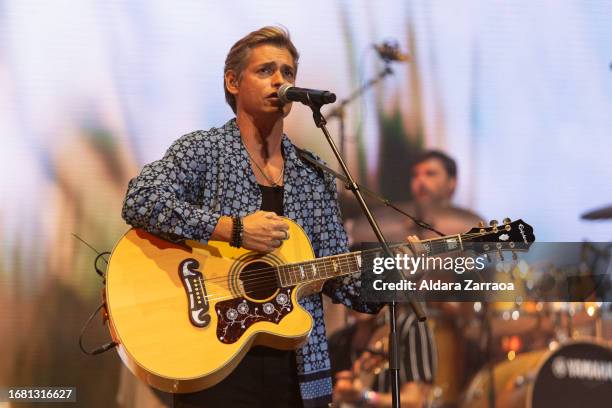 Carlos Baute performs on stage during Vive Dial at WiZink Center on September 14, 2023 in Madrid, Spain.