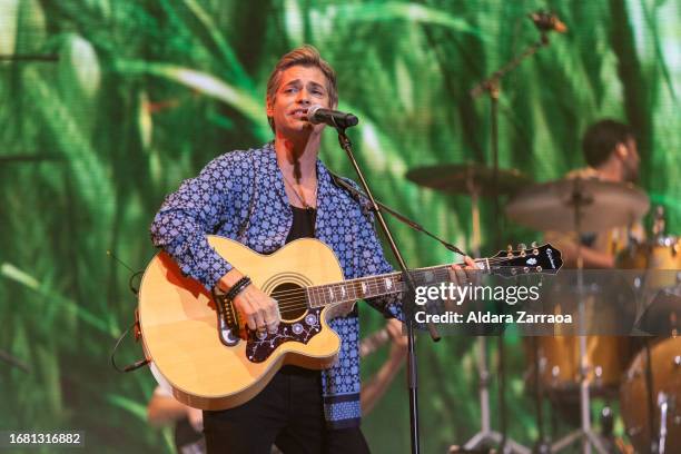 Carlos Baute performs on stage during Vive Dial at WiZink Center on September 14, 2023 in Madrid, Spain.