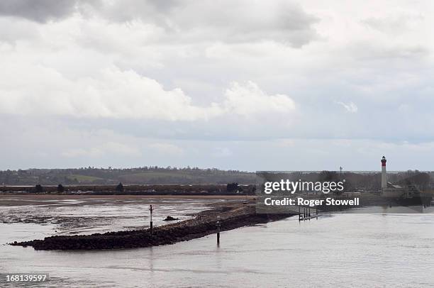 ouistreham harbour entrance at low tide - ouistreham stock pictures, royalty-free photos & images