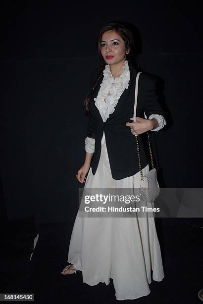 Indian Bollywood actor Shonali Nagrani poses during the Blackberrys Sharp Night Fashion Show at Mehboob studio, Bandra on May 3, 2013 in Mumbai,...