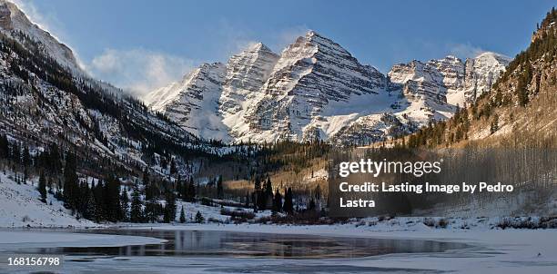 winter in the maroon bells, elk range, colorado. - colorado mountains stock pictures, royalty-free photos & images