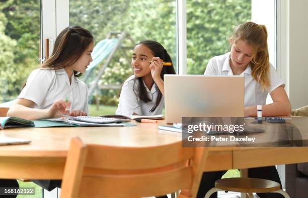 school girls gossiping - alleen meisjes stockfoto's en -beelden