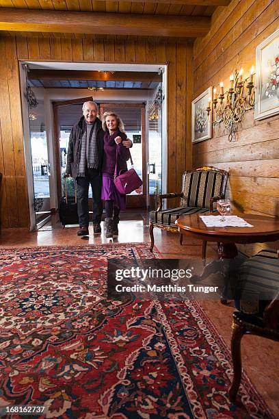 bestager couple arriving at the hotel - matthias winter stock pictures, royalty-free photos & images