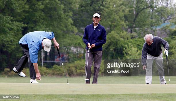 President Barack Obama looks on as U.S. Sen. Bob Corker , and U.S. Sen. Saxby Chambliss mark their balls May 6, 2013 at Joint Base Andrews, Maryland....