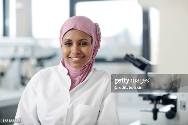 portrait of woman in laboratory - médecin content photos et images de collection