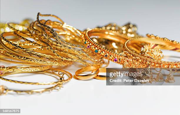 recession/recycling gold jewellery - gioielli foto e immagini stock