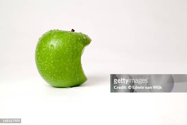 green apple with water drops - かじりかけ ストックフォトと画像