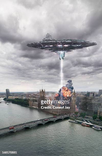 ufo / flying saucer / alien spaceship - city of westminster londen stockfoto's en -beelden