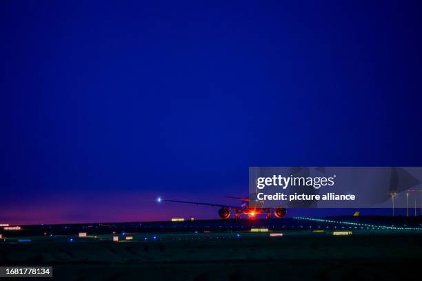 September 2023, Saxony, Schkeuditz: A cargo plane taxis to the runway at Leipzig-Halle Airport in the early morning. An aid transport from the German...