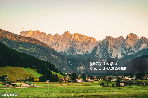 a summer view of the dachstein mountains and the landscape around gosau in upper austria - oberösterreich stock-fotos und bilder