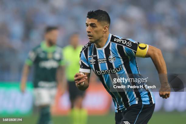 Luis Suárez of Gremio competes for the ball with Endrick of Palmeiras during the match between Gremio and Palmeiras as part of Brasileirao 2023 at...