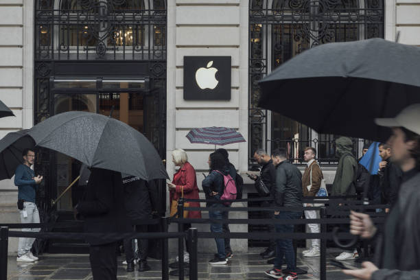 FRA: Apple Inc. Store Workers Strike Over Pay