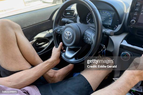 driving barefoot - driving barefoot stock pictures, royalty-free photos & images