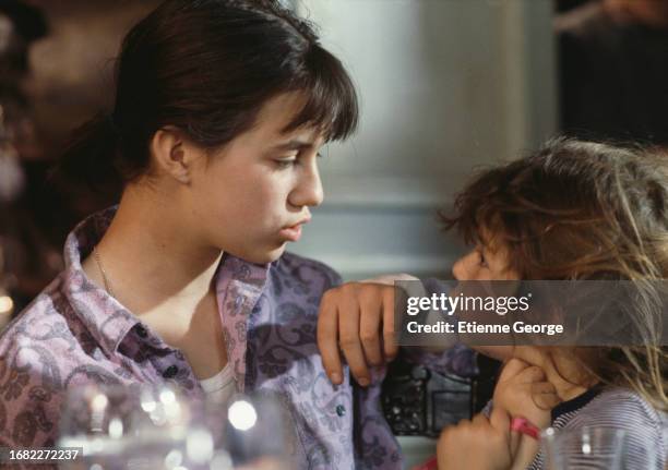 Charlotte Gainsbourg et Lou Doillon, sur le tournage du film Jane B. Par Agnès V. De la réalisatrice belge Agnès Varda, le 1 mars 1987 à Paris.