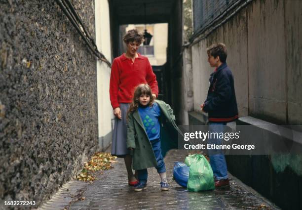 Actrice britannique Jane Birkin avec sa fille, Lou Doillon, et l’acteur français Mathieu Demy, sur le tournage du film Jane B. Par Agnès V. De la...