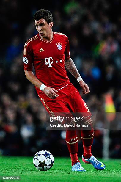 Mario Mandzukic of FC Bayern Muenchen runs with the ball during the UEFA Champions League semi final second leg match between Barcelona and FC Bayern...