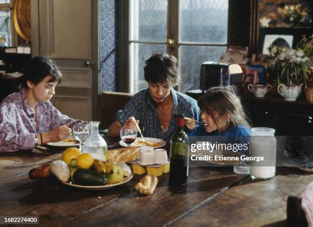 Actrice britannique Jane Birkin avec ses deux filles, Charlotte Gainsbourg et Lou Doillon , sur le tournage du film Jane B. Par Agnès V. De la...