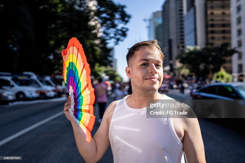 Porträt eines jungen Mannes bei der Gay-Pride-Parade