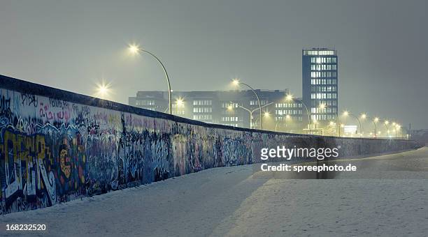 berlin wall at winter with mist an nightlights - the berlin wall stock pictures, royalty-free photos & images