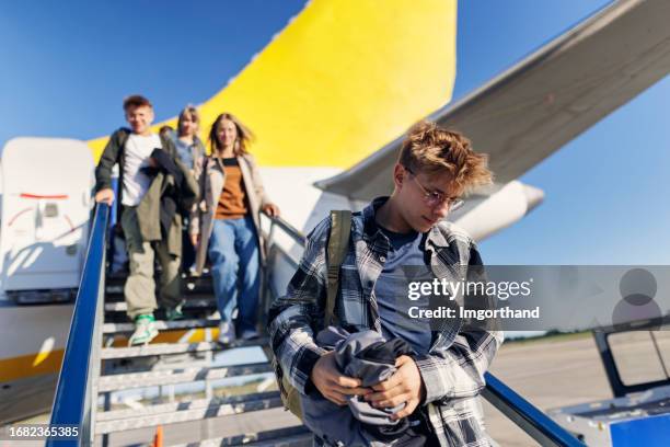 family disembarking the plane through the rear exit - getting out stock pictures, royalty-free photos & images