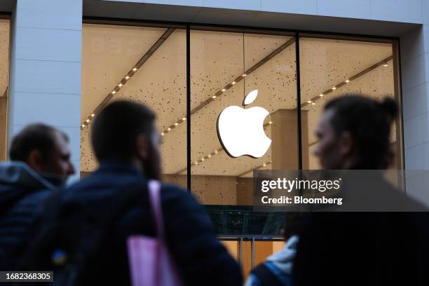 Shoppers wait ahead of opening on the first day of sale of the iPhone 15 smartphone at the Apple Inc. Rosenthaler Strasse store in Berlin, Germany,...