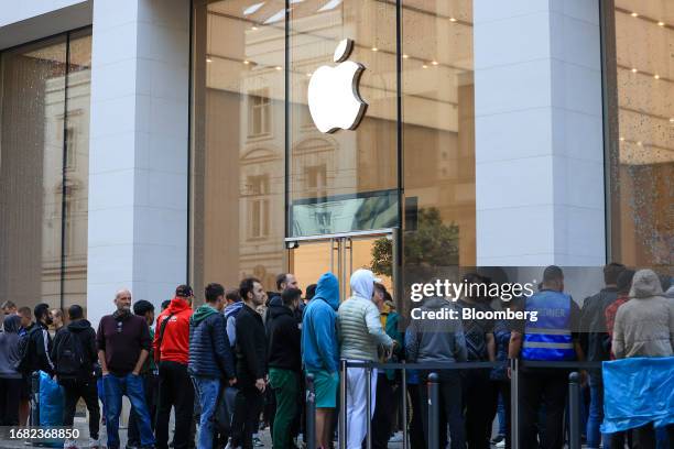 Shoppers wait ahead of opening on the first day of sale of the iPhone 15 smartphone at the Apple Inc. Rosenthaler Strasse store in Berlin, Germany,...