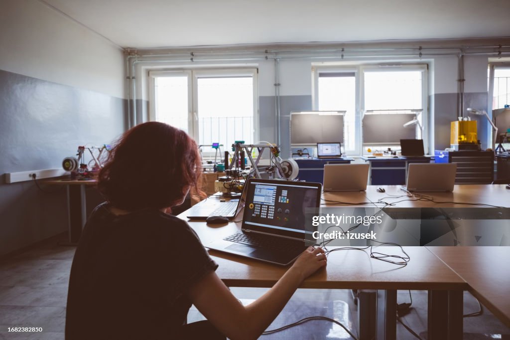 Élève du secondaire utilisant un ordinateur portable dans un laboratoire informatique