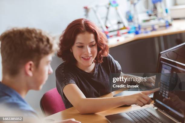 Girls Computer Lab 1,527 Girls In A Computer Lab Stock Photos, High-Res Pictures, and ...