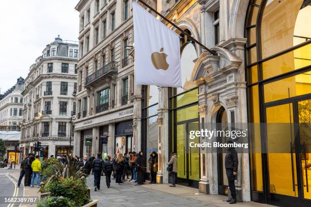 Customers queue outside the Apple Inc. Regent Street store ahead of opening onthe first day of sale of the iPhone 15 smartphone in London, UK, on...