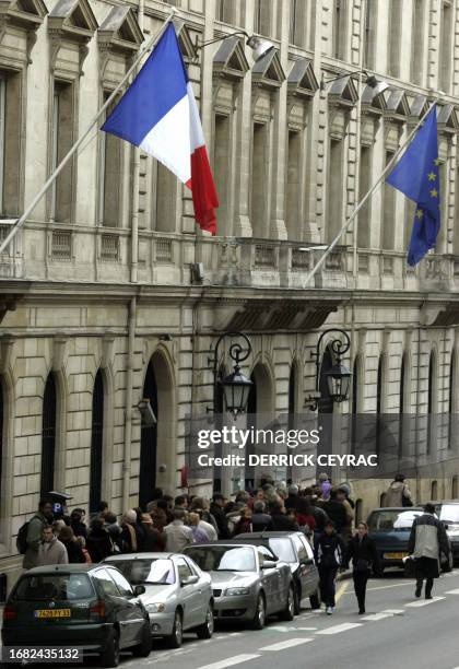 Des personnes attendent aux portes de la banque de France de Bordeaux, le 16 février 2005 pour échanger ses pièces en francs contre des euros. Il ne...