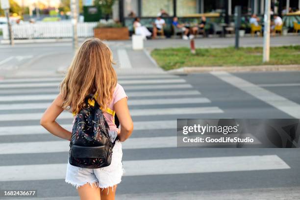 sicurezza del traffico - attraversare foto e immagini stock