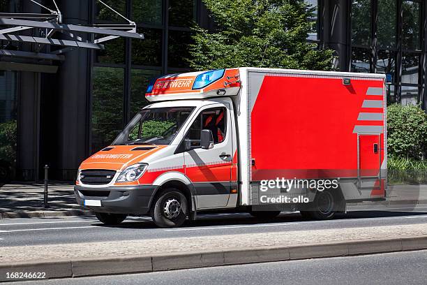 deutsche rettungswagen - rettungswagen stock-fotos und bilder
