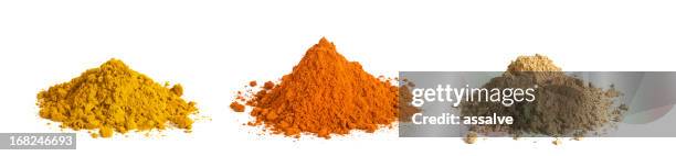spice hütchen scheine isoliert auf weißem hintergrund - curry stock-fotos und bilder