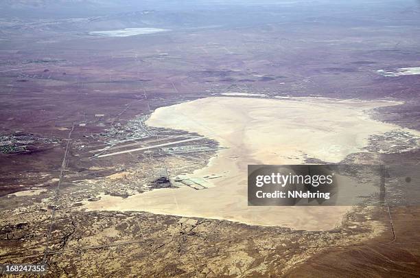 luftwaffenstützpunkt edwards air force base, kalifornien, luftaufnahme - militärstützpunkt stock-fotos und bilder