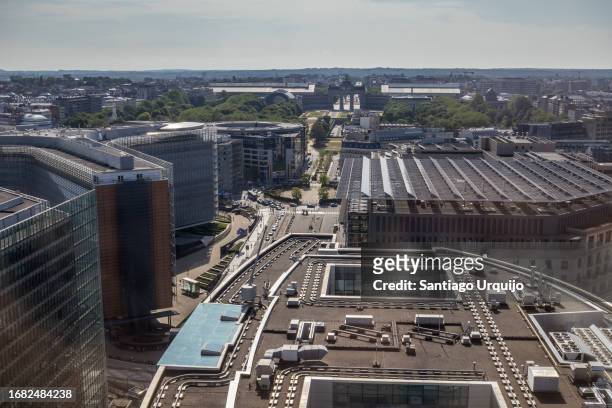 aerial view of berlaymont and council buildings in european district of brussels - quartier européen bruxelles photos et images de collection
