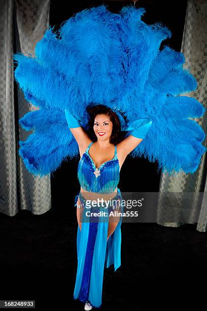 vegas danseuse de cabaret avec plumes bleu - plume dautruche photos et images de collection