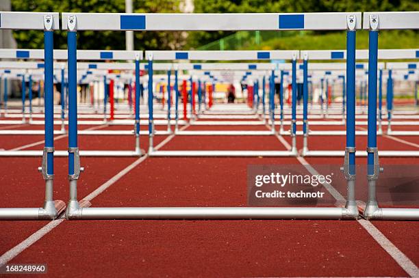 hurdles ready for race - hordelopen atletiekonderdeel stockfoto's en -beelden