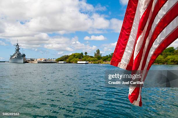pearl harbor with american flag and u.s.s. missouri - hawaii flag 個照片及圖片檔