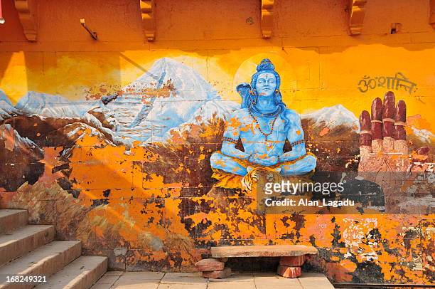 varanasi,uttar pradesh,india. - muurschildering stockfoto's en -beelden
