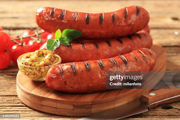 salchichas a la parrilla - salchicha bratwurst fotografías e imágenes de stock