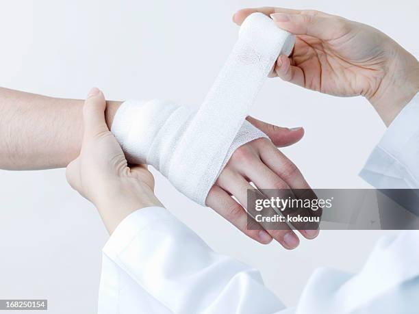 apply a bandage - cut on finger 個照片及圖片檔